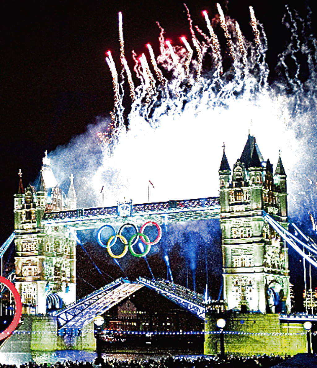 Lujo. Fuegos artificiales iluminan el Tower Bridge de Londres.()
