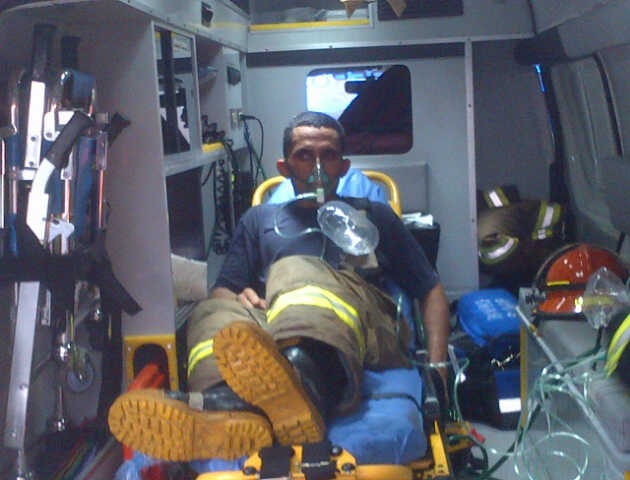Al menos 15 bomberos resultaron afectados por inhalación de humo. Foto/Víctor Arosemena<br>