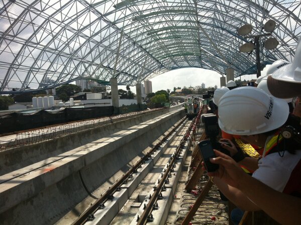 Llegada del presidente Martinelli a la estación elevada de Pueblo Nuevo. Foto: Cortesía de @elmetrodepanama<br>