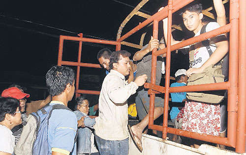 <p>Traslado. Son evacuados del lugar.</p>
