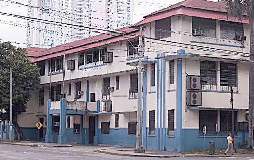 <p>Casos. Otras escuelas del país tienen problemas con el mobiliario.</p>