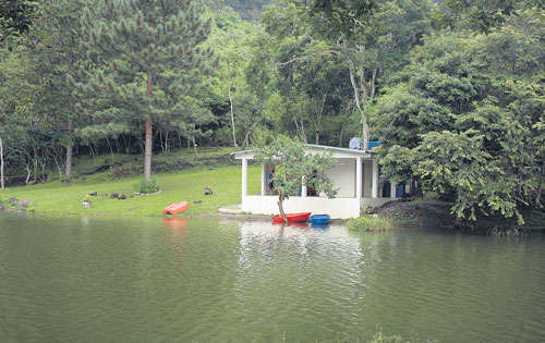 <p>Restaurante. En el Lago Encantado se vende comida criolla </p>