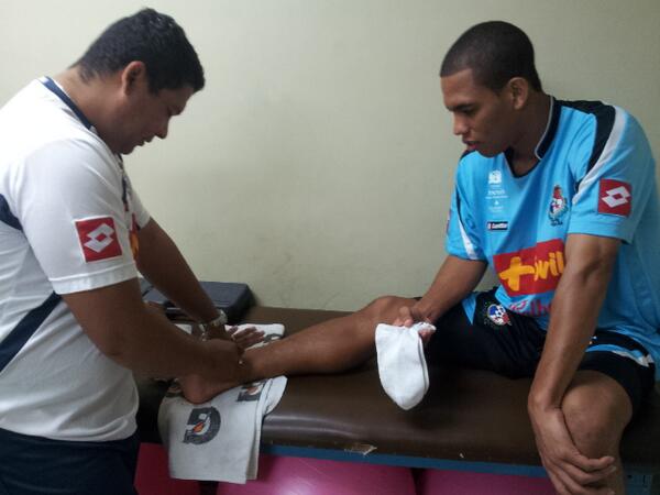 Grerys Soto, kinesiólogo, atiende a Jairo Jiménez de un pequeño golpe sufrido en el partido ante Perú . Foto/Fepafut