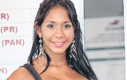 <p>Belleza. Esta chica era la encargada del tablero.</p>
