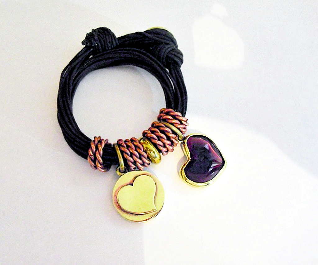 Erika Yelo. Pulsera elaborada con bronce.()
