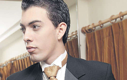 <p>Champagne. Divino tuxedo negro con solapa satinada a juego con su corbata en champaña.</p>