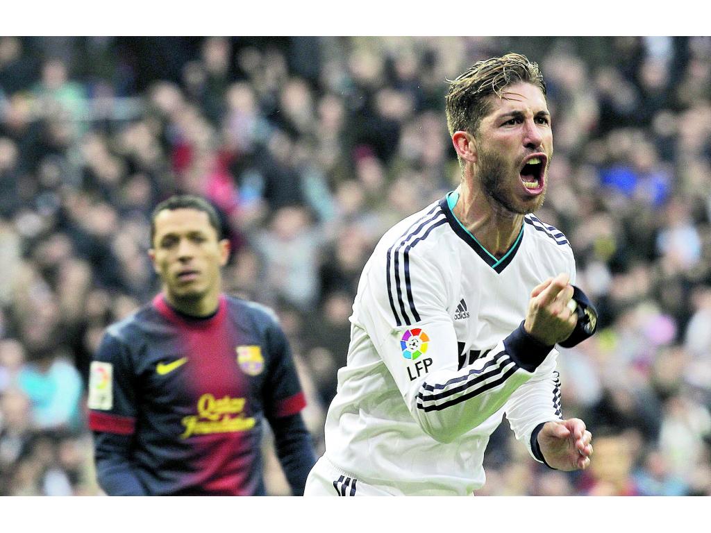 El delantero argentino del Barcelona Lionel Messi (izq.) y su compañero, el centrocampista Andrés Iniesta (dcha.), tristes por la derrota.(EFE)