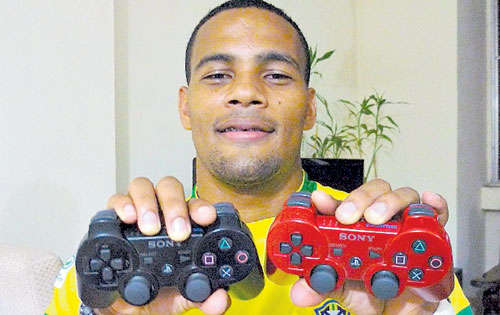 <p>Juego. Polo se enfrentó a 10 Deportivo en el Playstation.</p>