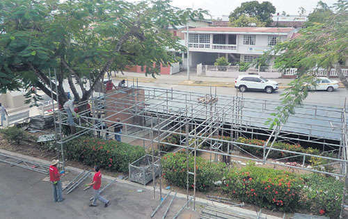 <p>Arreglos. Las tarimas dominan la Avenida Central.</p>