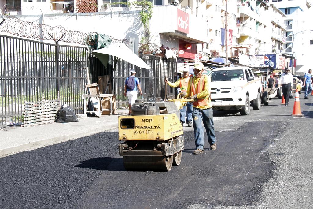 Personal del Ministerio de Obras Públicas realza trabajos de parcheo en las principales calles de la ciudad capital. Foto/Cortesía MOP.<br>