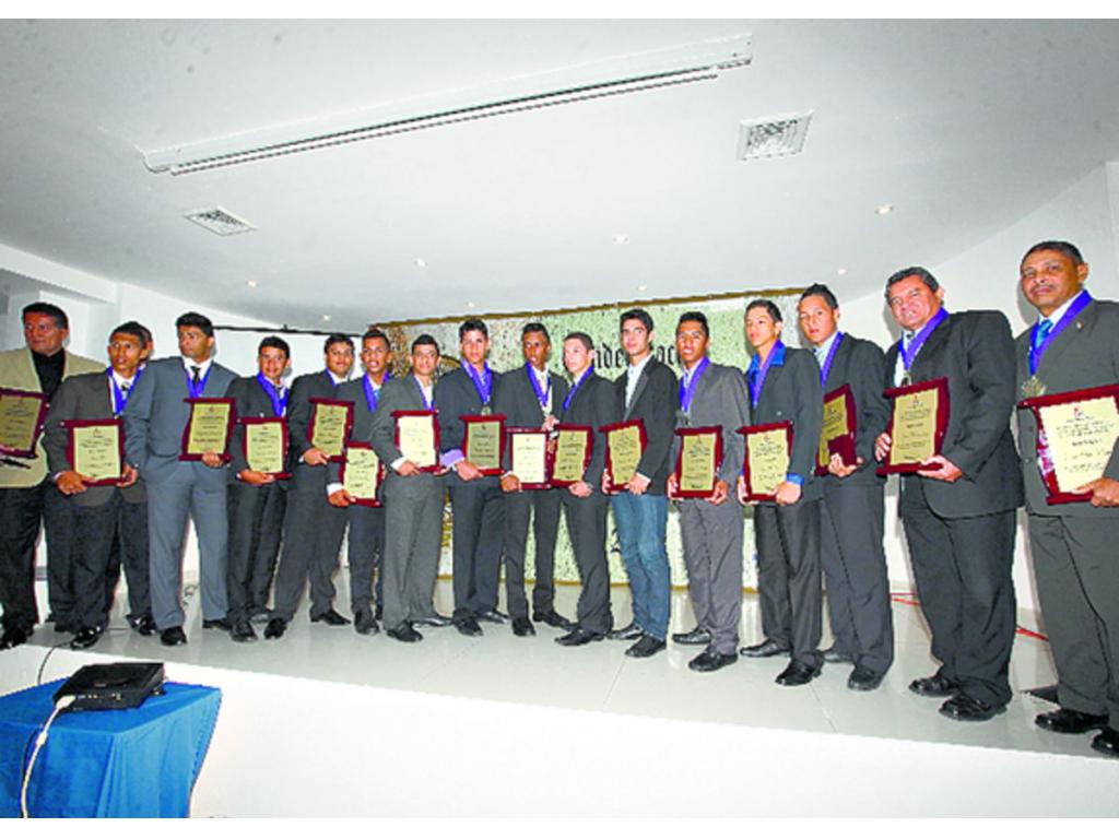 Galardón Gran Caballero. El equipo de béisbol intermedio se hizo merecedor de este gran premio por su participación en el Mundial Intermedio de Pequeñas Ligas realizado en Bangor, Main.