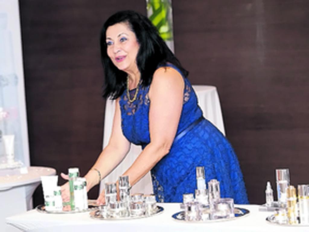 3. Justine Malouf explicando las bondades de los productos La Prairie.