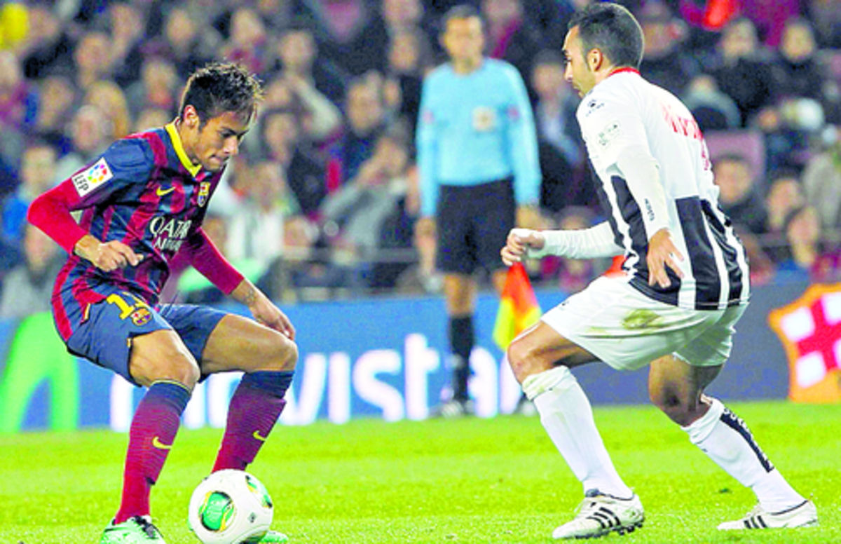 Neymar (izq.) ha sido la gran figura del Barcelona en la ausencia de Lionel Messi.(EFE)
