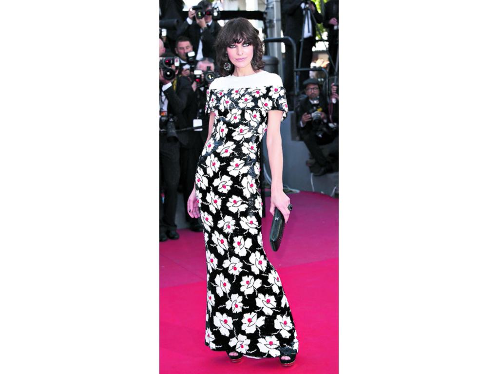 Jessica Biel llegó a la cita con un fabuloso vestido Marchesa. Por su parte, Dita Von Teese eligió un look totalmente rojo de Elie Saab.