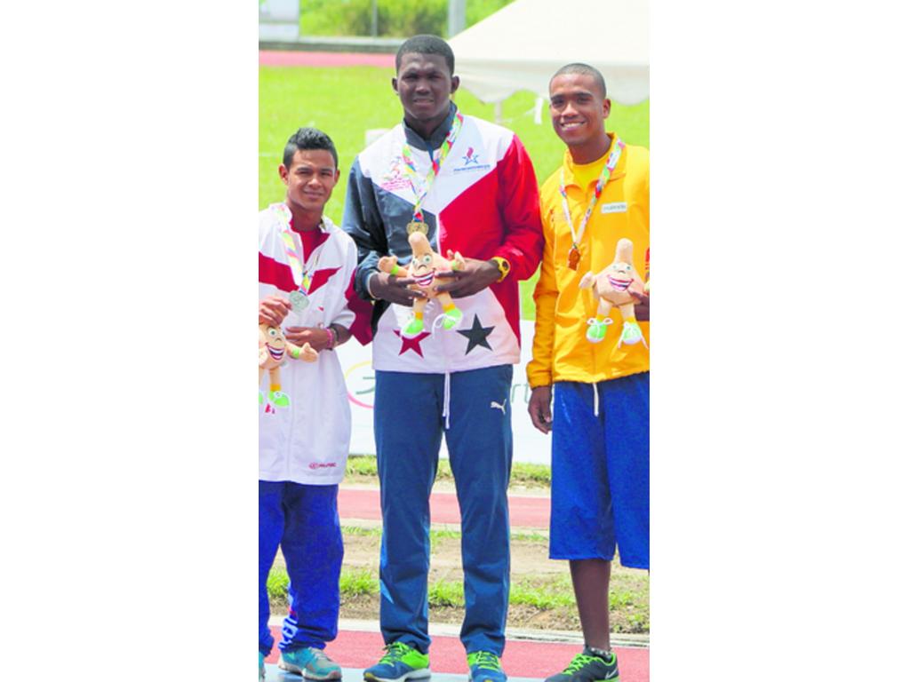 Arturo Delisser (c) durante la premiación.(Pandeportes/Cortesía)