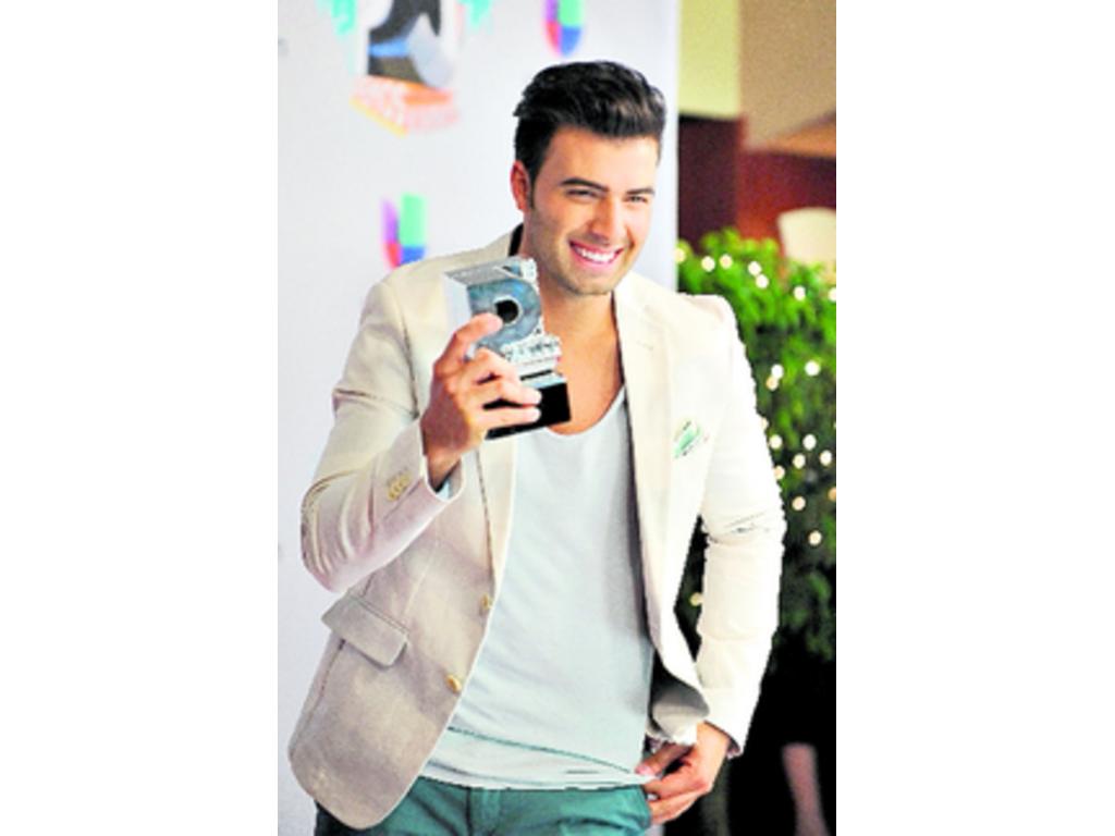 Jencarlos Canela con su premio(EFE)