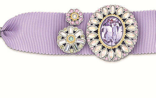 <p>Brazalete. Detalles florales estilo caleidoscópico que simulan prendedores sobre cinta color lavanda.</p>