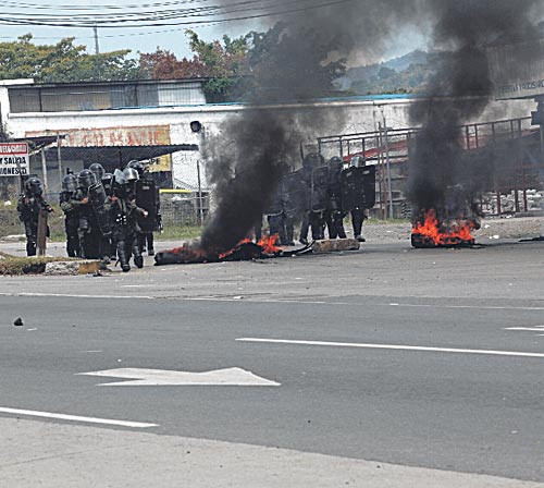 <p>Policía Los antimotines despejaron la vía en 10 minutos.</p>