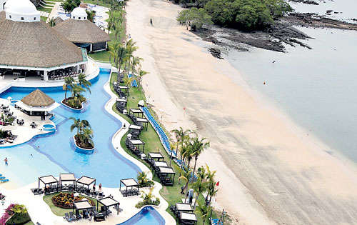 <p>Chapuzón. Westin tiene cuatro piscinas, una es exclusiva para niños.</p>