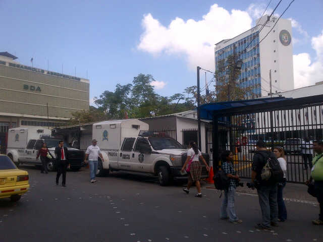 Unidades antimotines rodean la Asamblea para prevenir acciones de protesta. Foto/Noriel Gutiérrez<br>