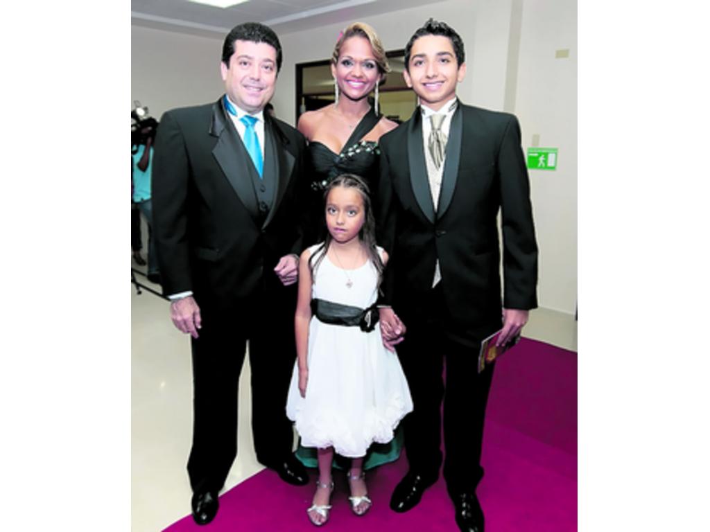 10. Rodrigo Farrugia, Pilar Castro, Angeline Farrugia y Rodrigo Farrugia, hijo.