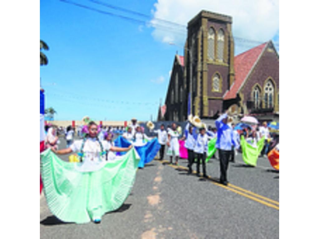 3. En la provincia de Colón, las polleras engalanaron las fiestas patrias.