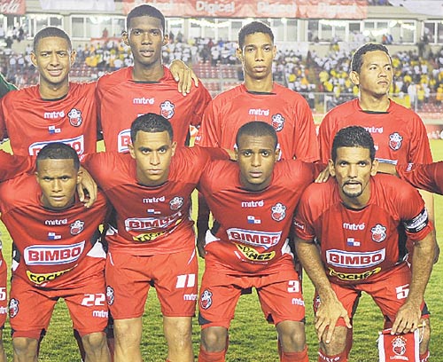 <p>Equipazo. Estos son los once jugadores de El Poderoso que saltaron al campo.</p>