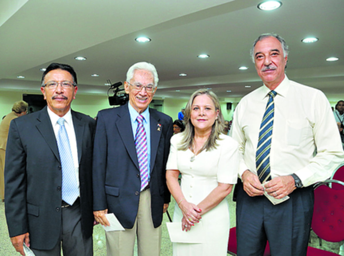 3. Denis Chávez, Ricardo Ríos, Mariela de Ycaza y Alberto Moreno.