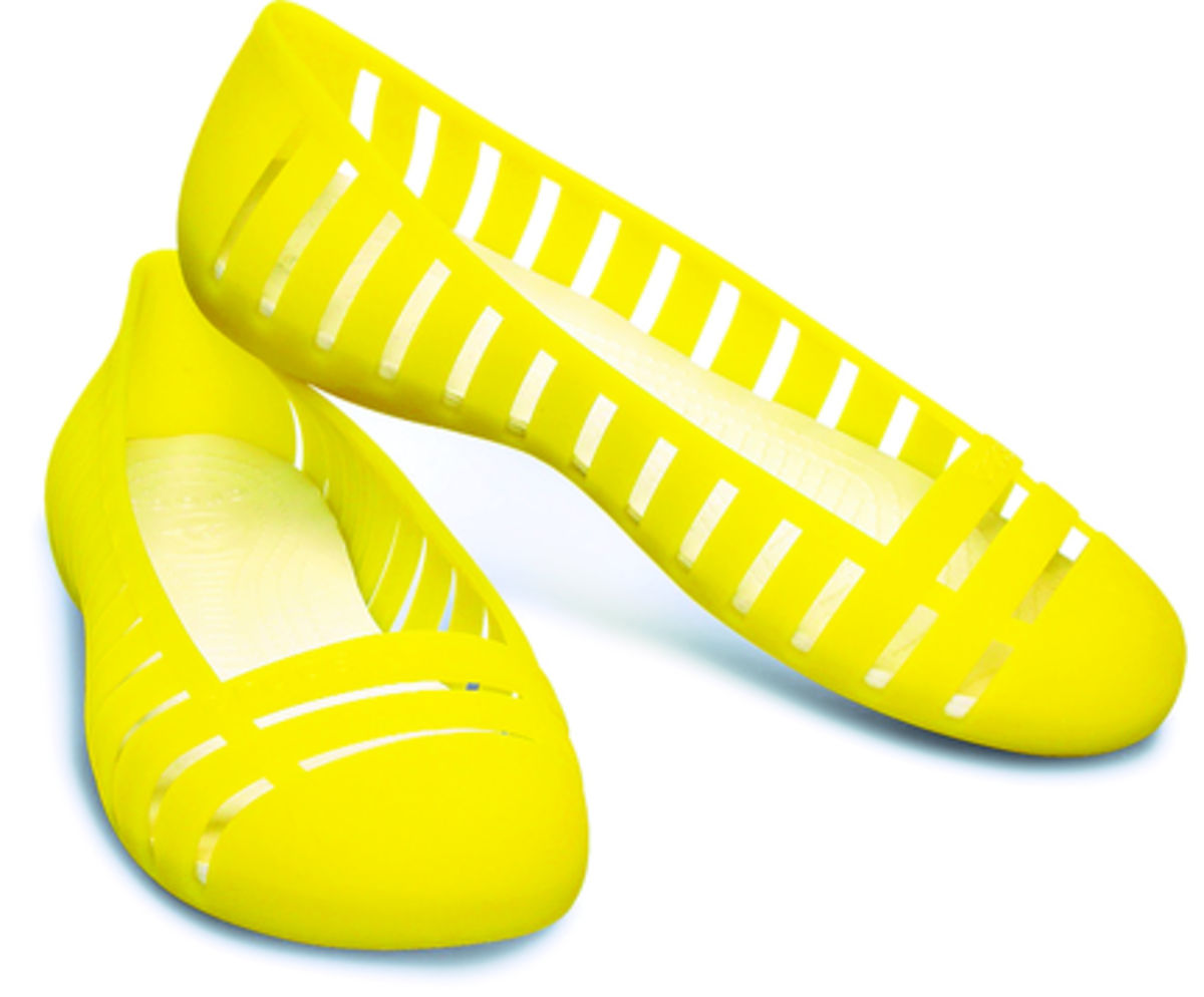 Crocs. Dale color a tu outfit con esta propuesta de comodidad para tus pies. La reconocida firma lanzó estos calzados llenos de alegría. En ellos puedes confiar.