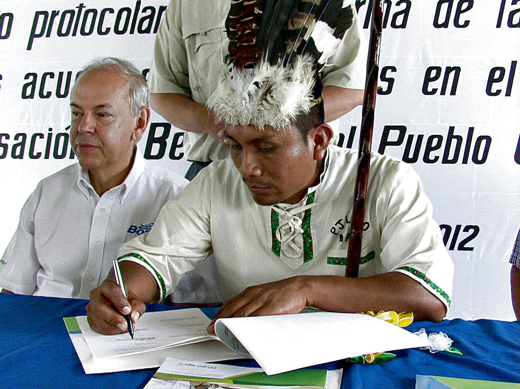 Firma. El rey Alexis Santana avala el documento.()