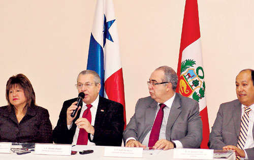 <p>Autoridades. Ministro Quijano y el embajador de Perú.</p>