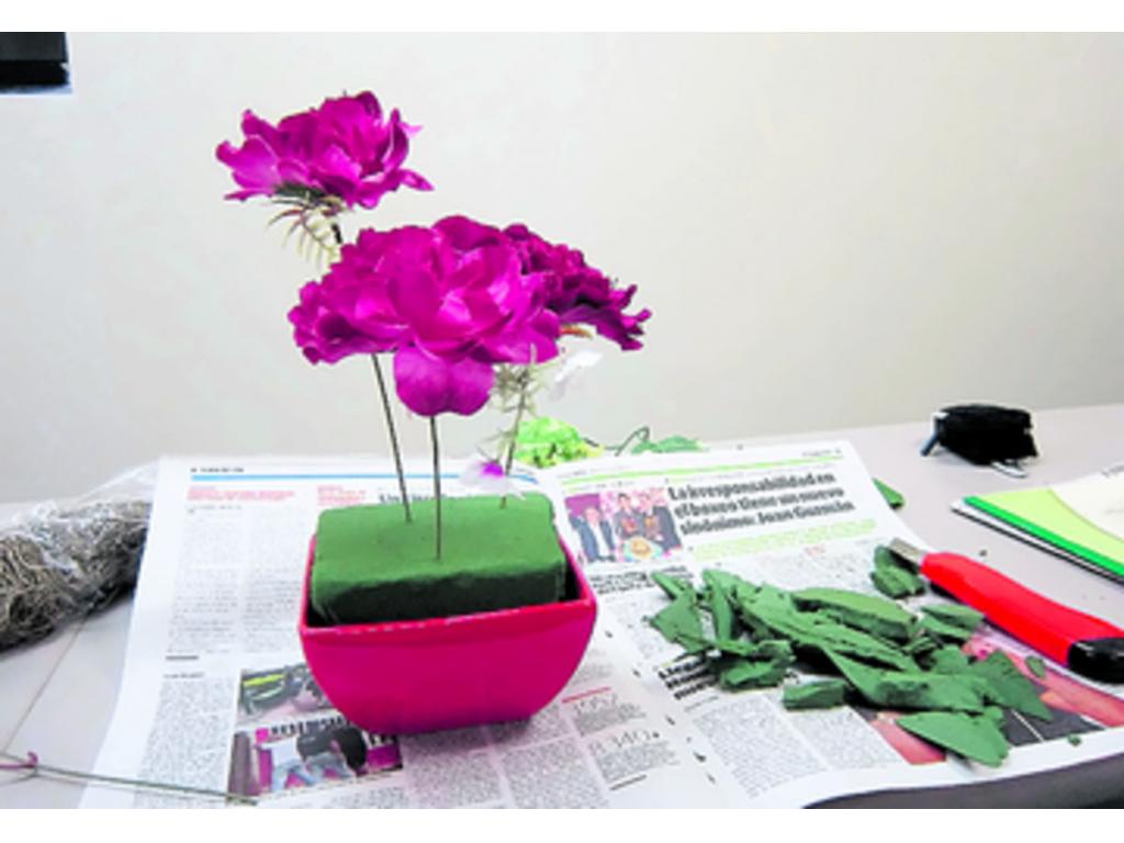 Cuando ya se hayan colocado las flores y las hojas, el oasis se cubre totalmente con el musgo artificial, cuidando de que se vea lo más natural y estético posible.()