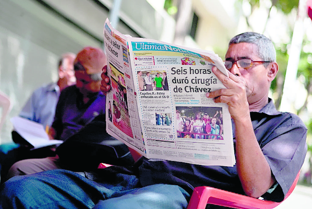 Información. Lee la prensa en una calle de Caracas.(EFE)