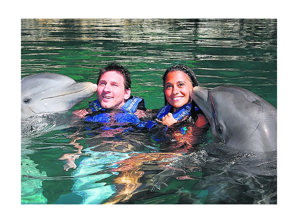 Pareja. Antonella Roccuzzo (dcha.) junto a Messi.(Archivo)