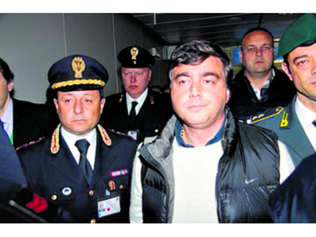 Valter Lavitola es conducido a la cárcel por la Policía italiana.(Archivo)