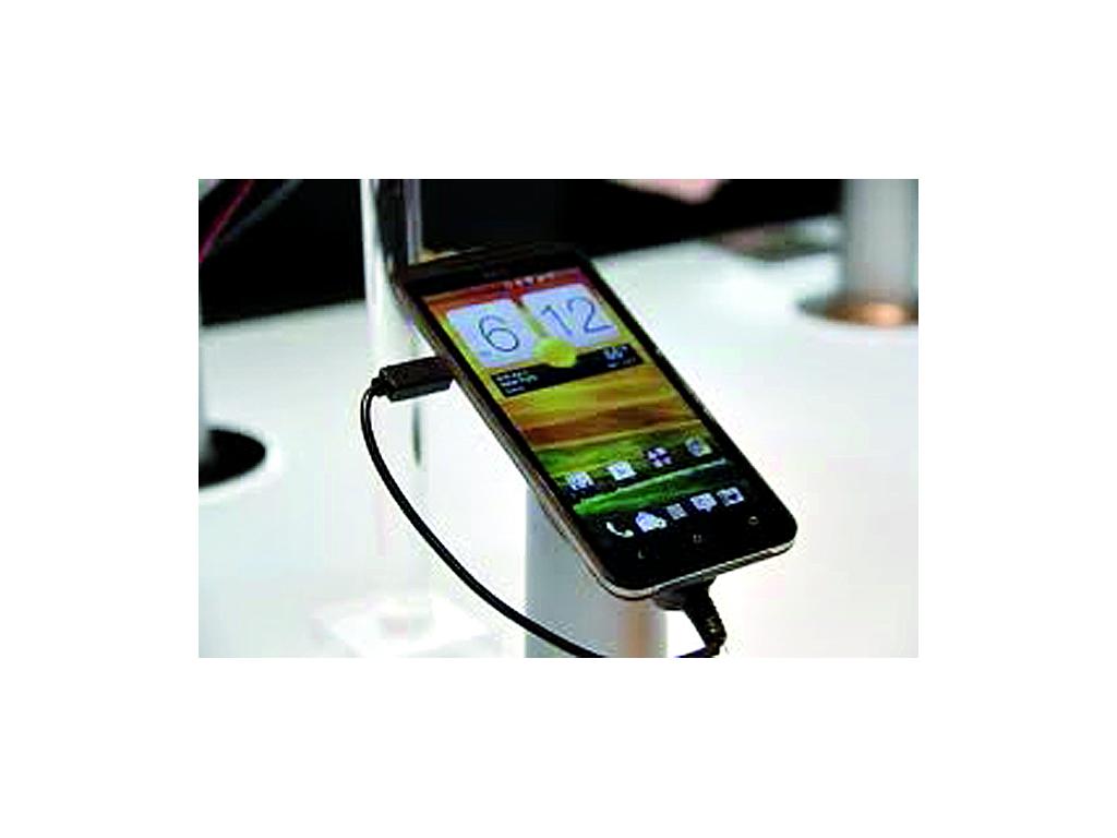 Cuenta con una pantalla táctil Super IPS LCD2, capacitiva de 4.7 pulgadas y un procesador de doble núcleo a 1.5 GHz. El HTC Evo 4G LTE incluye memoria interna de 16 GB y una cámara de 8 megapíxeles.()