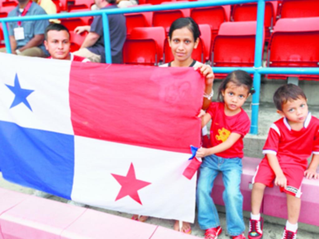 2. Las familias también fueron a apoyar a la selección de fútbol.
