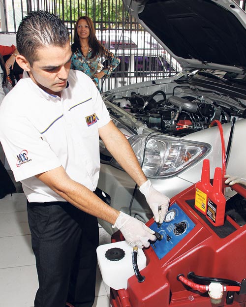 <p>Técnica. El motor del vehículo es conectado a la máquina para realizar el procedimiento.</p>