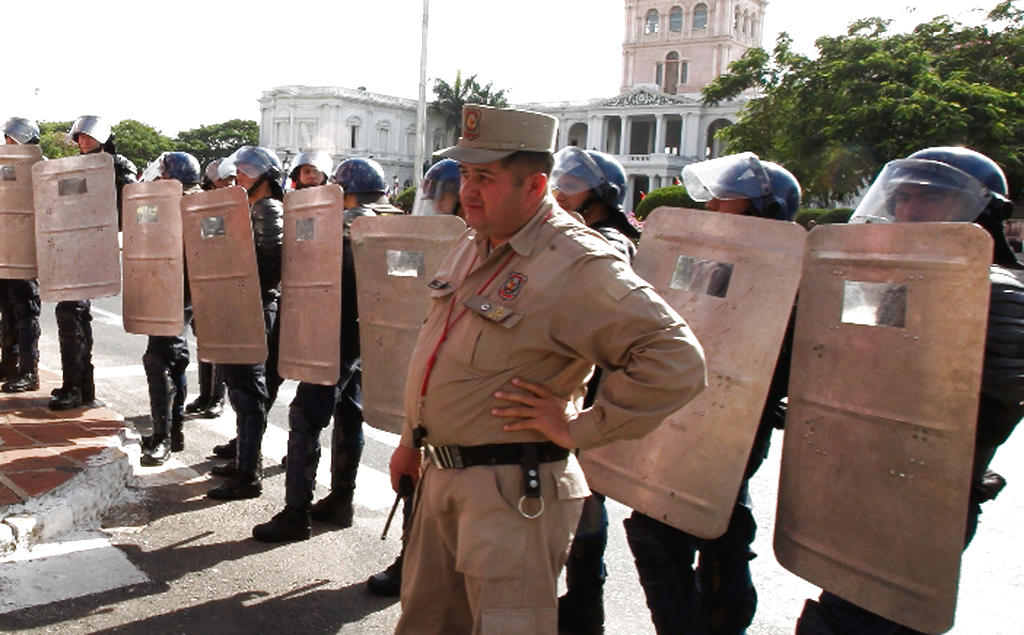 Seguridad. Miembros de la Policía paraguaya resguardan la sede del Palacio de Gobierno en Asunción.(EFE)