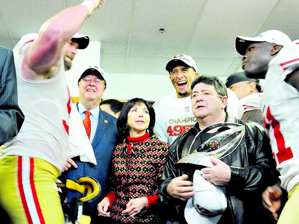 Colin Kaepernick (centro atrás) celebra el triunfo.(AP)