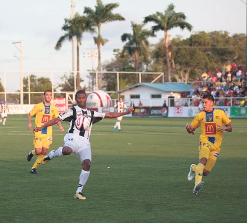<p>Partidazo. Chorrillo y Tauro dejarán la vida en la cancha con tal de cantar victoria. </p>