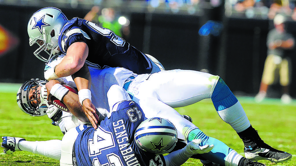 Impacto. El linebacker Dan Connor, de Dallas, embiste al mariscal Cam Newton, de los Panthers.()