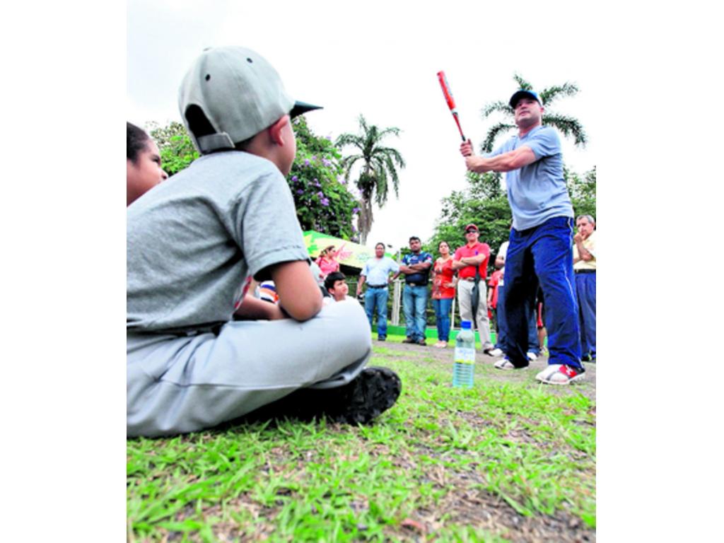 6. Manny Acta firmó autógrafos a los niños y a todos los presentes.
