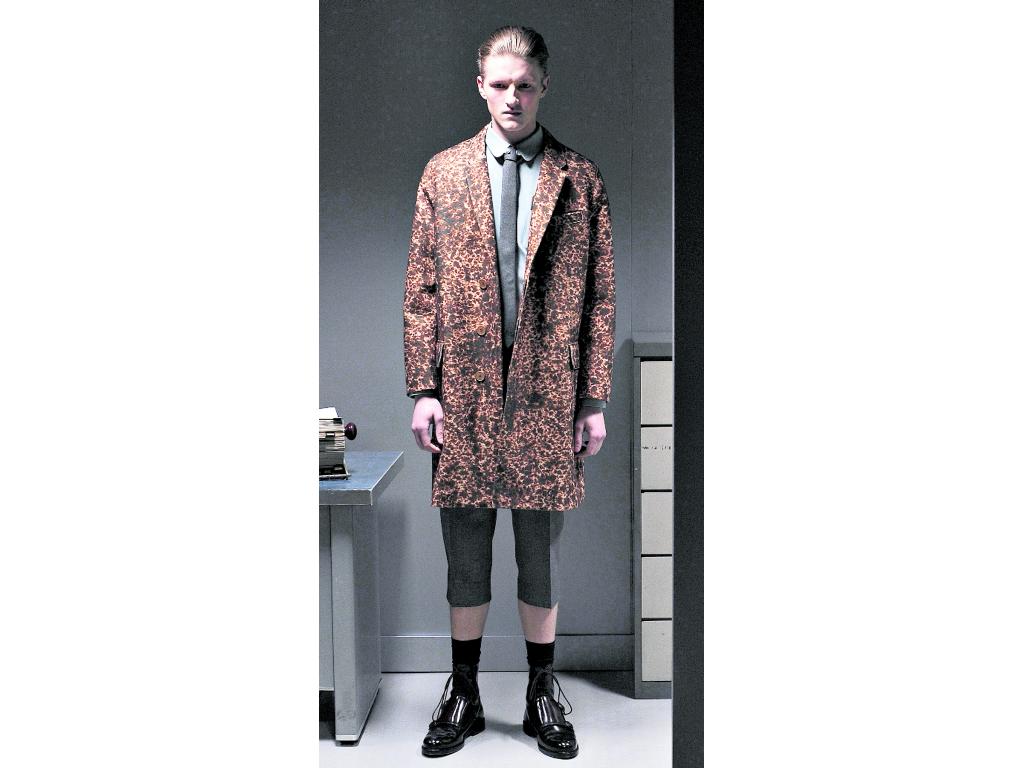 Gabardina. Este modelito cuenta con un colorido estampado. La corbata es muy delgada y cae casi en el pantalón. Se puede combinar con camisas claras.()