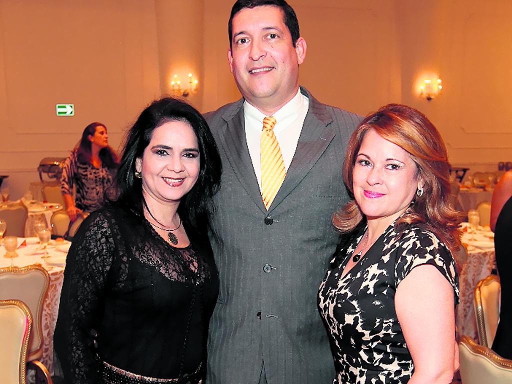 Zuly Torres de Schwed, Franklin Dominguez y María de Lezcano.()