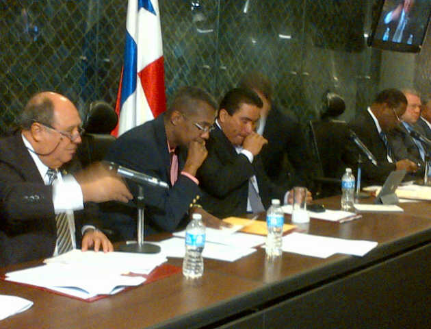 Diputados que integran la Comisión de Credenciales analiza los nombres de Henri Mizrachi y Lourdes Castillo. Foto/Víctor Arosemena<br>