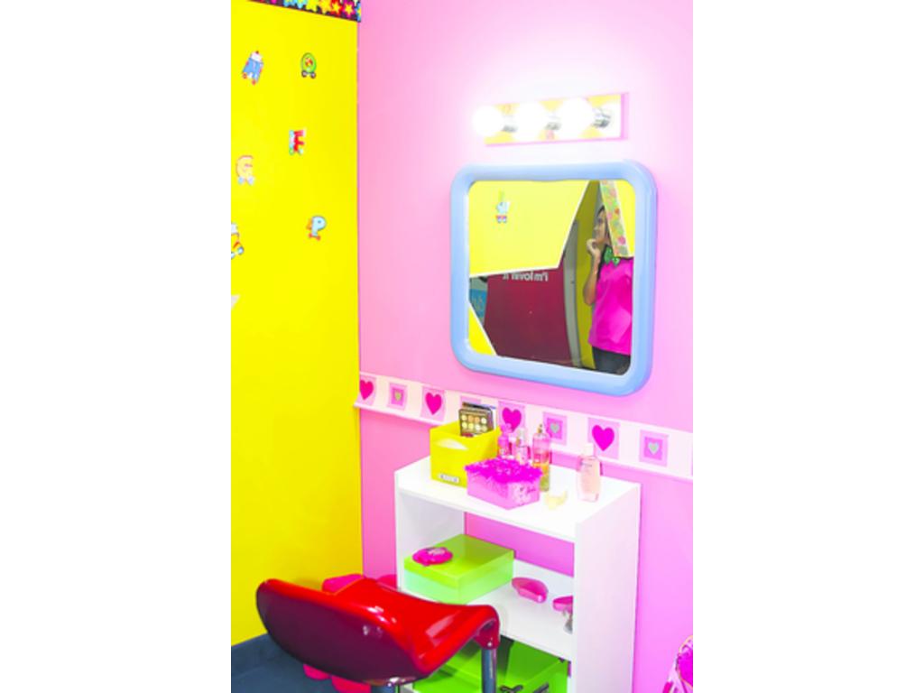 Las niñas se pueden maquillar y pintar las uñas en el salón.