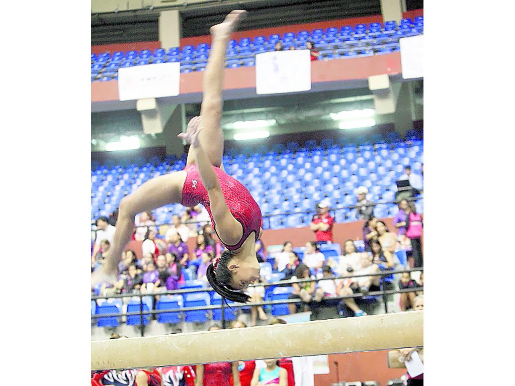 Acrobático. La viga estuvo reñida.(Francisco González)