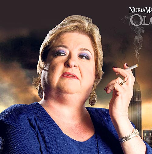 <p>Olga es la amante de Matín Ellis. Está segura de sí misma y nunca pierde su clase.</p>