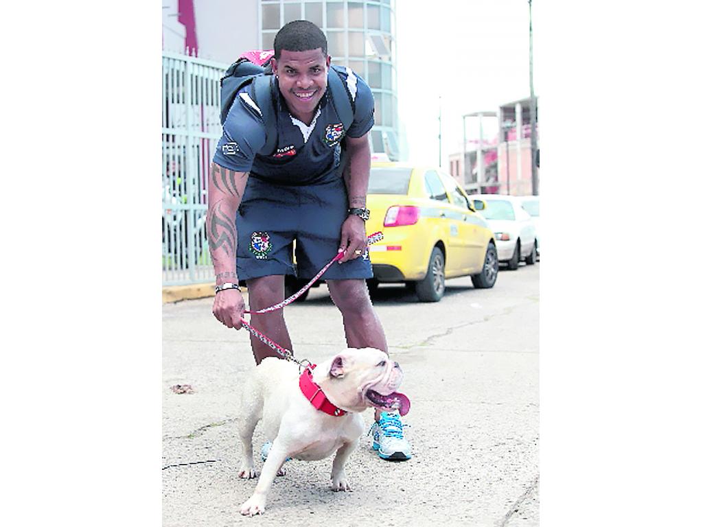 Román Torres y su mascota.(Anayansi Gamez)